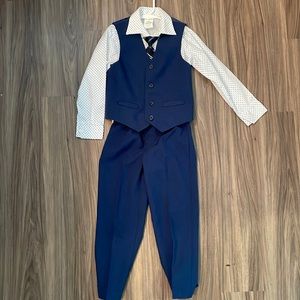 Van Heusen boys 4 piece vest suit. Navy